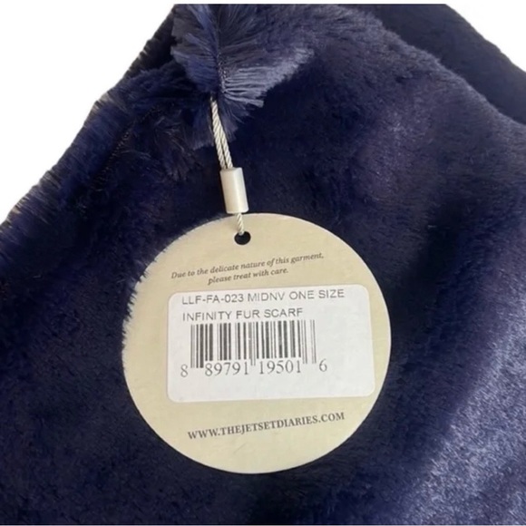 ❄️ NWT The Jetset Diaries Faux Fur Infinity Scarf in Navy ❄️ - Picture 3 of 5